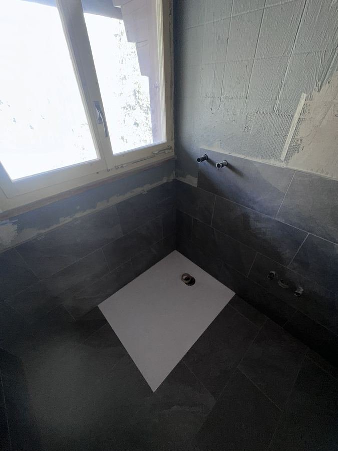 Bodenebene Dusche mit anthrazitfarbenen Platten