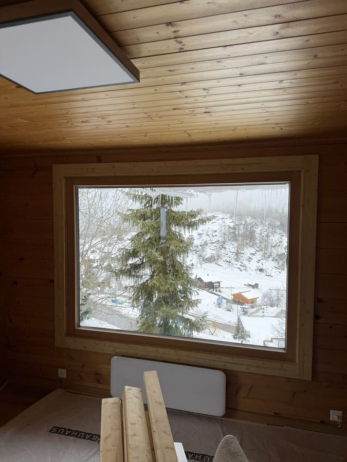 Neu eingefasste Fensterlaibung mit Holzverkleidung
