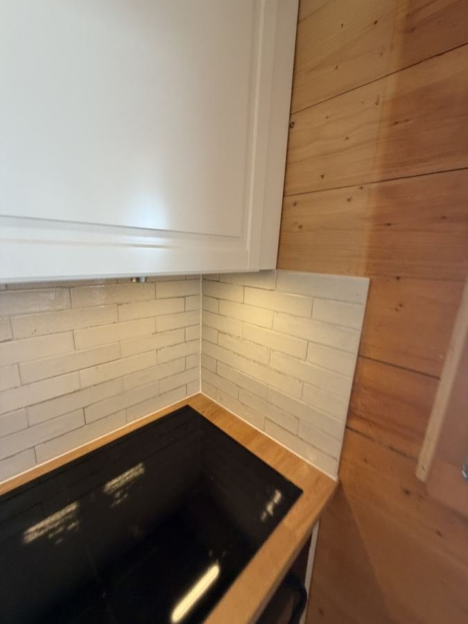 Weisse Metrofliesen als Küchenrückwand im Chalet