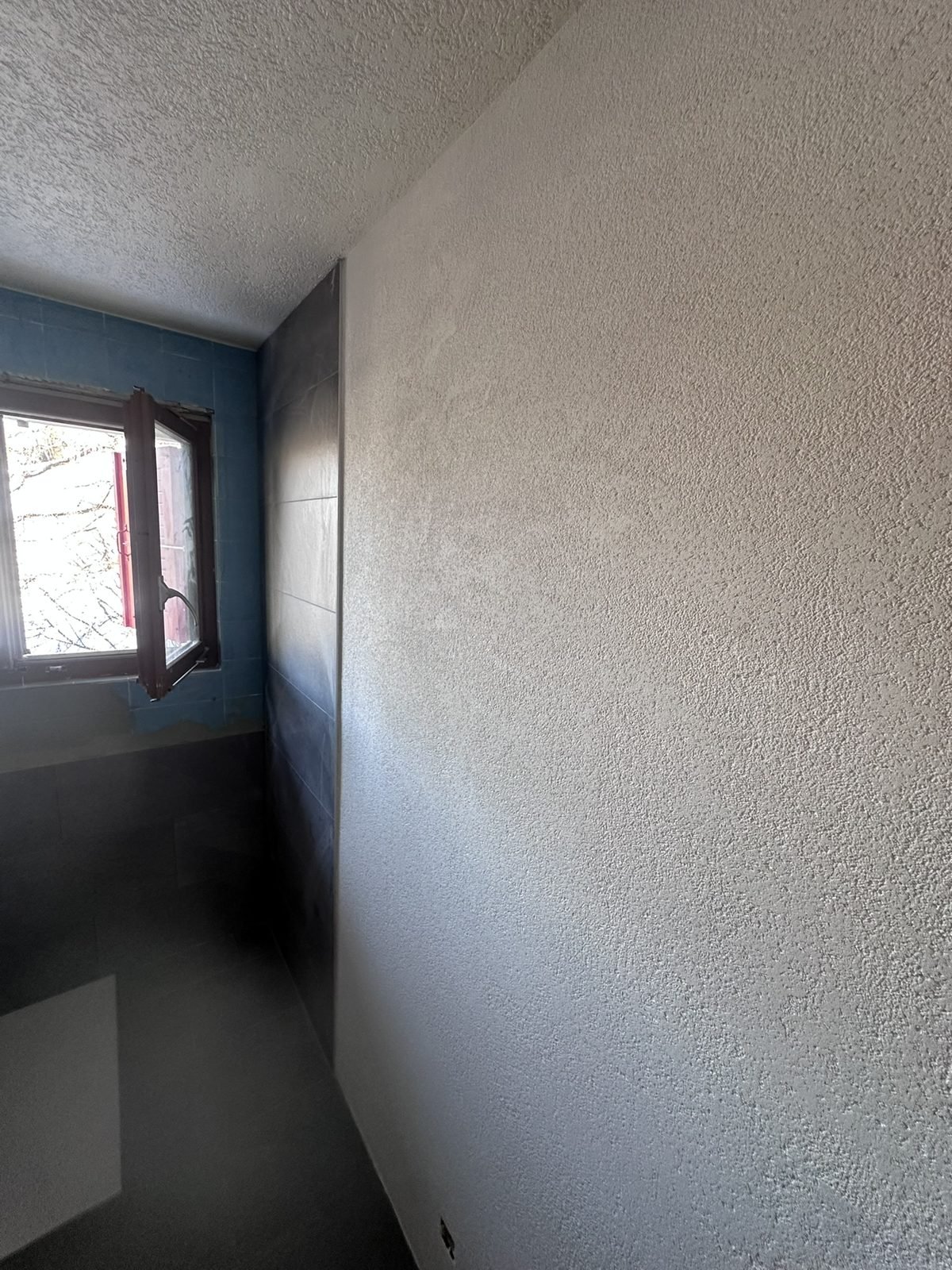 Fertig verputzte und gestrichene Wand nach den Malerarbeiten