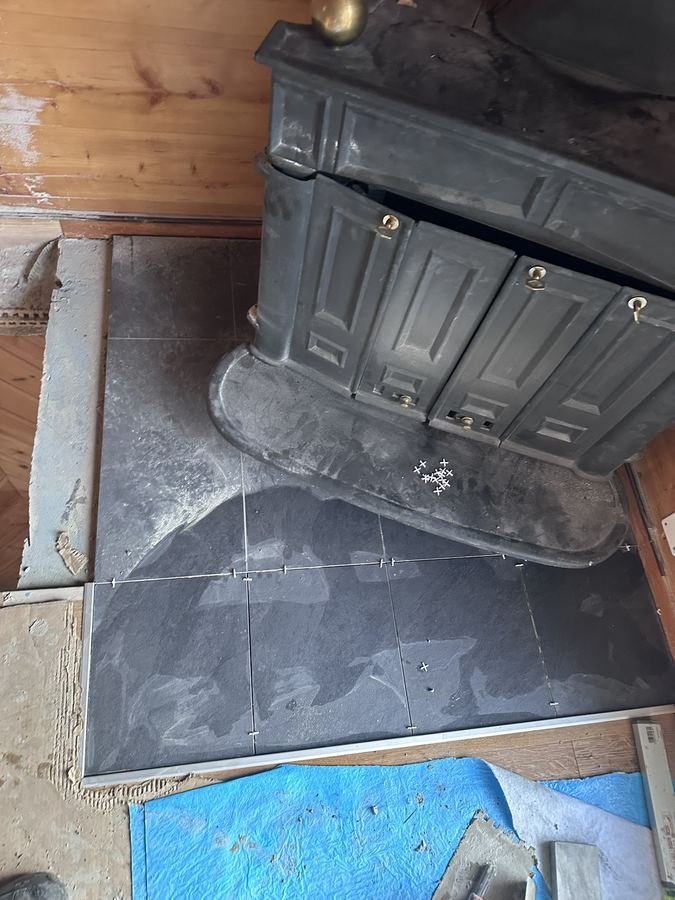 Schieferplatten um den bestehenden Natursteinofen