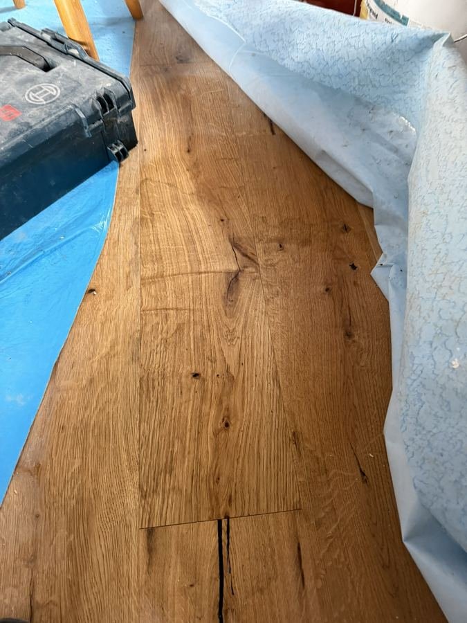 Neu verlegtes Eichenparkett im Chalet Harmonie in Grächen