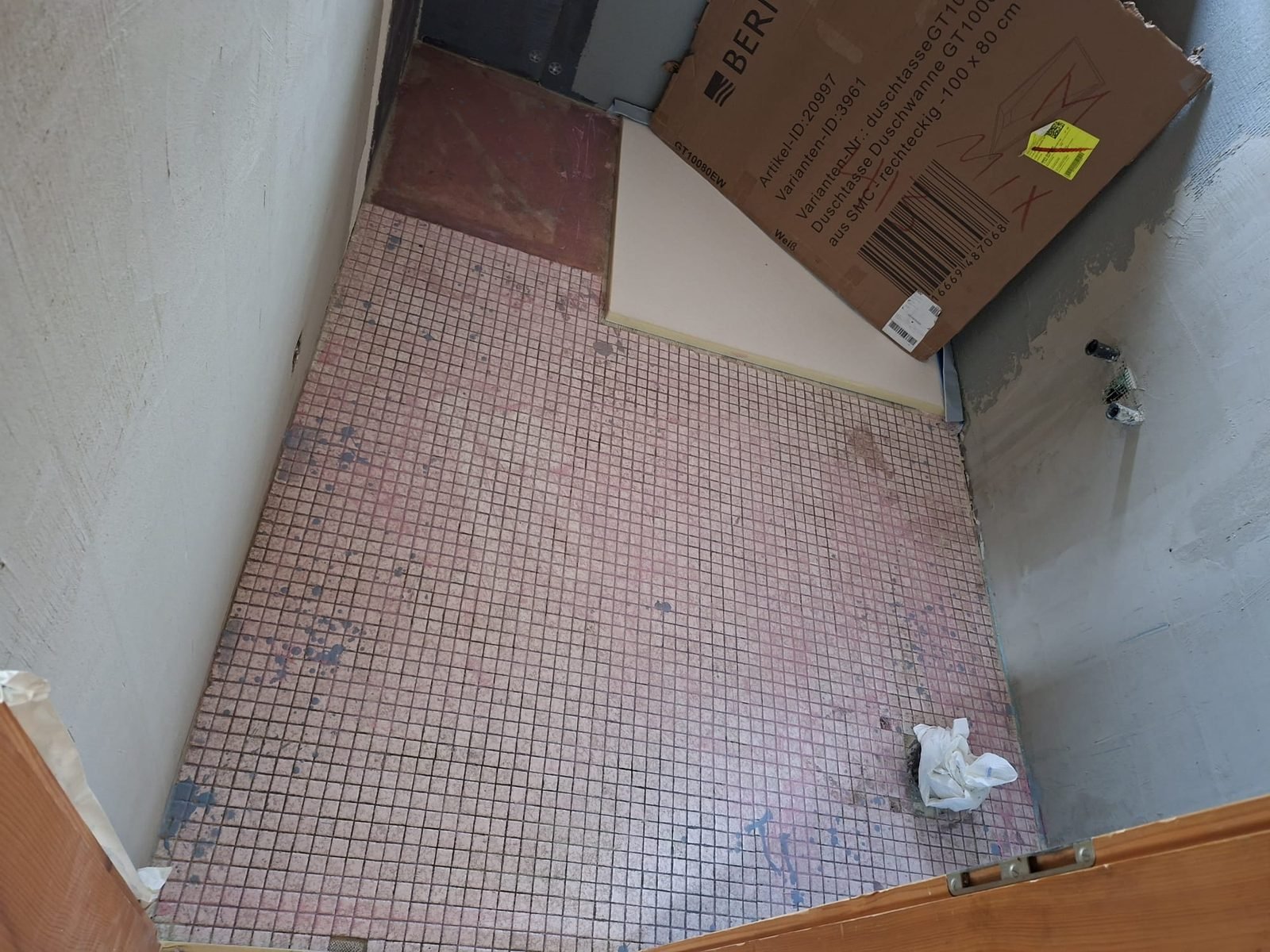 Badezimmer im Chalet Harmonie vor der Renovation mit alten rosa Mosaikfliesen