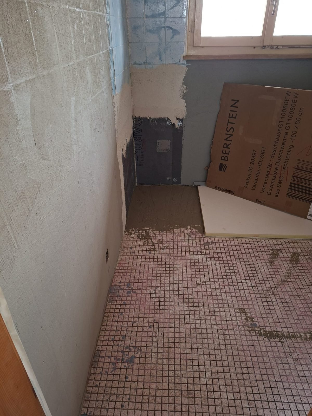 Zweites Badezimmer im Rohzustand vor der Renovation