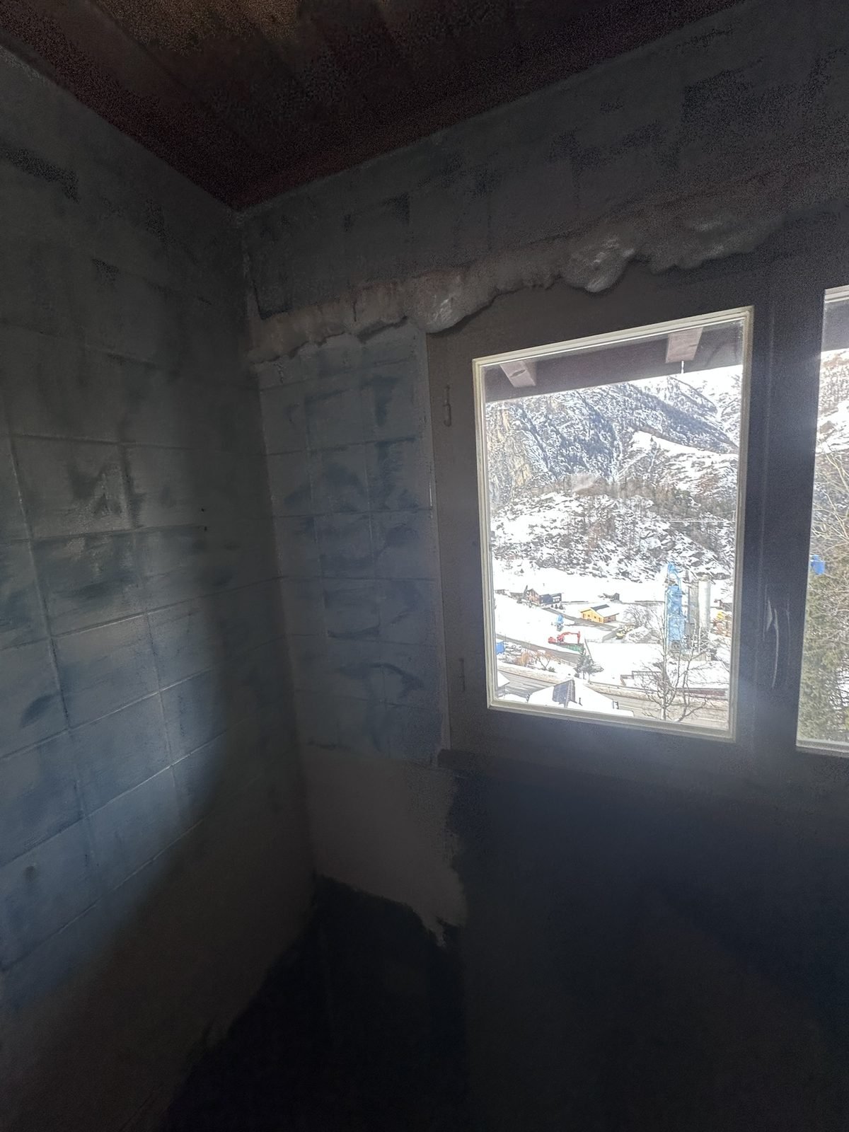 Rohe Wand mit Leitungsschlitzen vor den Malerarbeiten